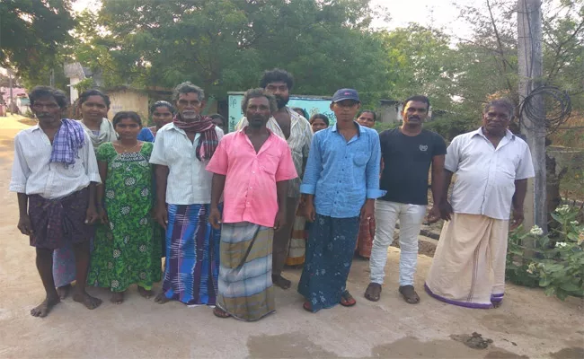 Fishes Hunting Fight Between Two Groups In Nellore - Sakshi