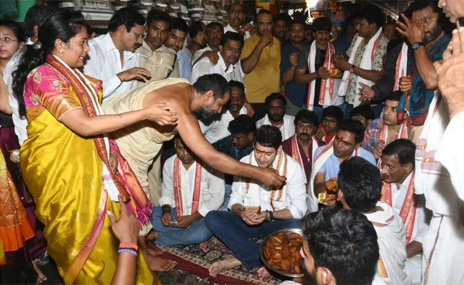 Maharshi Movie Team Visits Kanakadurgamma temple - Sakshi