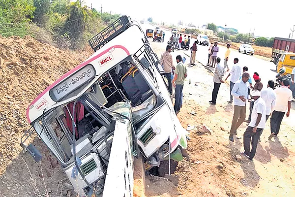 RTC bus accident in Mancherial - Sakshi