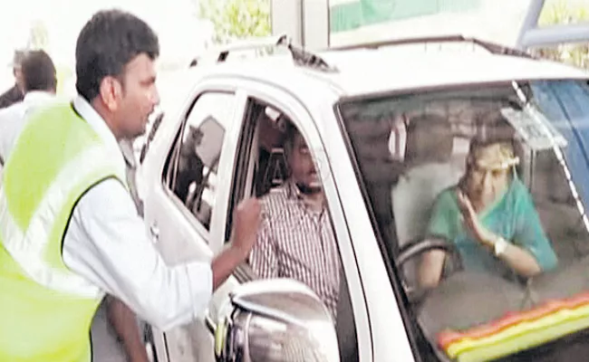 Minister Prathipati Pulla Rao Wife Fights With Tollgate Staff - Sakshi