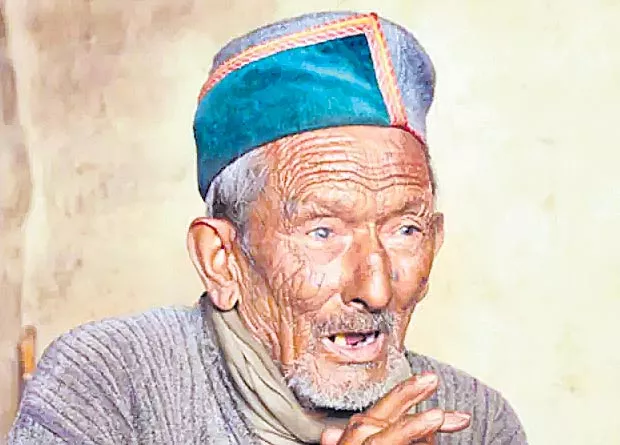 Red carpet rolled out for 103-year-old Shyam Saran Negi at Himachal pradesh - Sakshi