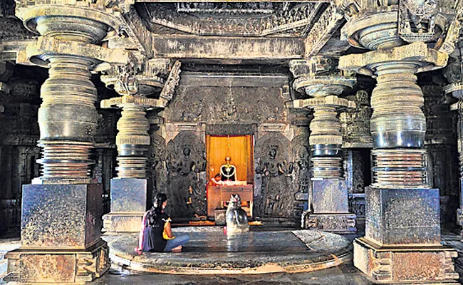 crown that is made up of sixteen pillars is called Rangamandapam - Sakshi