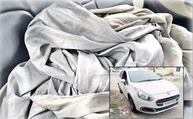 Women Dead Body Found in Car Tamil nadu - Sakshi