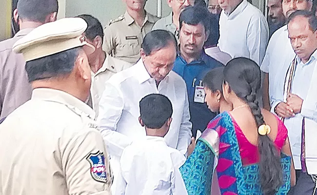 Students Meets KCR In Ramagundam - Sakshi