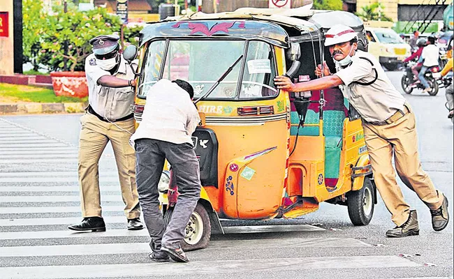 Traffic Police Helps Auto Driver on Khairathabad Junction - Sakshi