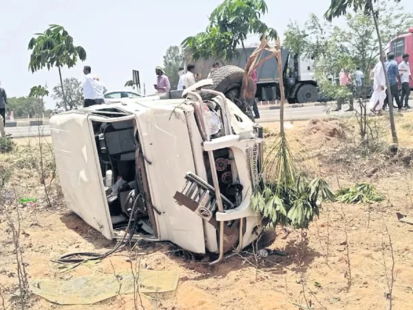 Two People Dead In Road Accident - Sakshi