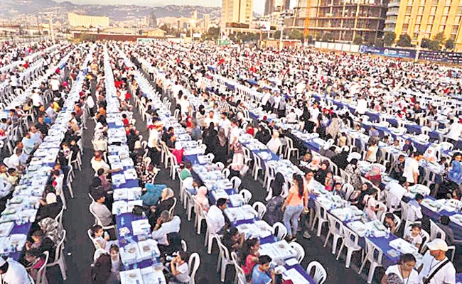 Largest iftar dinner by Charity in Dubai - Sakshi