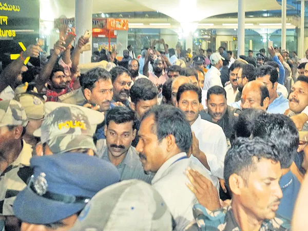 Grand Welcome to YS Jaganmohan Reddy at Gannavaram Airport - Sakshi