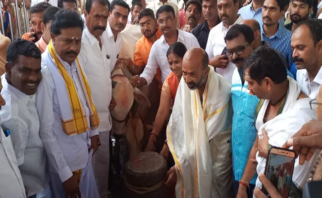 Bandi Sanjay Offers Prayers At Vemulawada Temple - Sakshi