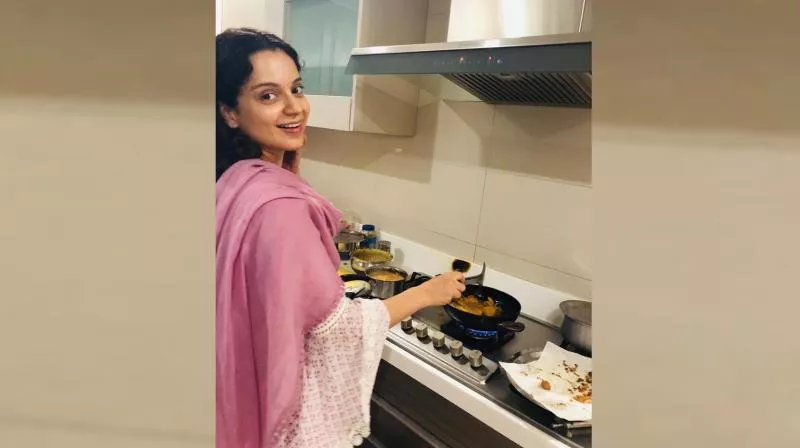 Kangana Ranaut turns chef Celebrates Narendra Modi victory with Chai and Pakoras - Sakshi