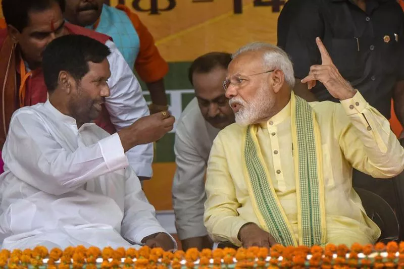 Ram Vilas Paswan Mocks Congress After Poll Drubbing - Sakshi