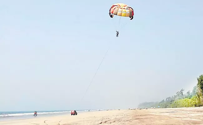 Teen dies while parasailing in Murud beach - Sakshi