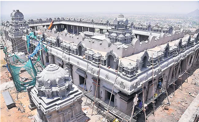 main temple is being developed in 14 acres on Yadagirigonda - Sakshi