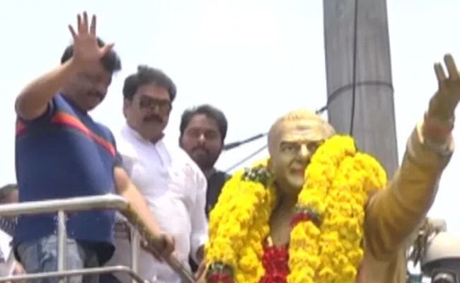 RGV Finally on Paipula Road in Vijaywada - Sakshi