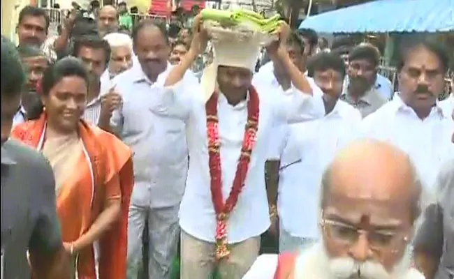 YS Jagan Offers Pooja At Vijayawada Kanaka Durga Temple - Sakshi