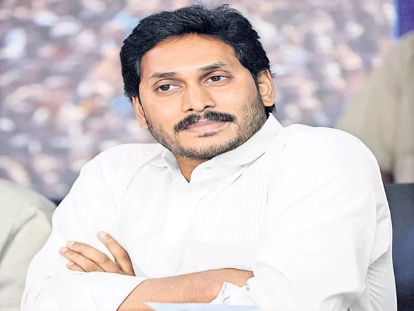 East Godacvari People Tour To Vijayawada For Jagan Oath - Sakshi