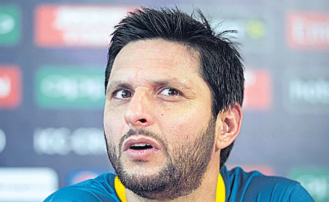 Pakistan star Shahid Afridi finally reveals his real age - Sakshi