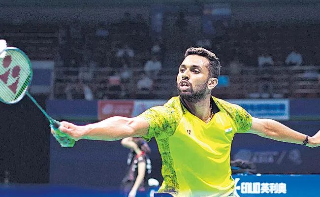 Prannoy stuns Sugiarto, Sai Praneeth crashes out - Sakshi