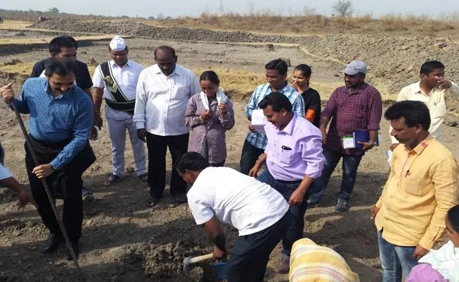 Jayashankar Bhupalpally Collector Participates In MGNREGS - Sakshi