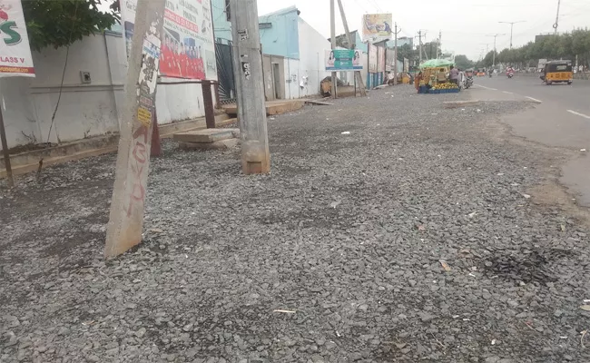 Guntur Municipal Staff Neglect on Road Works - Sakshi