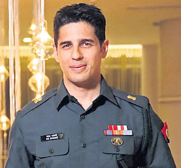 Siddharth Malhotra & Kiara Advani in Kargil martyr Vikram Batra's biopic - Sakshi