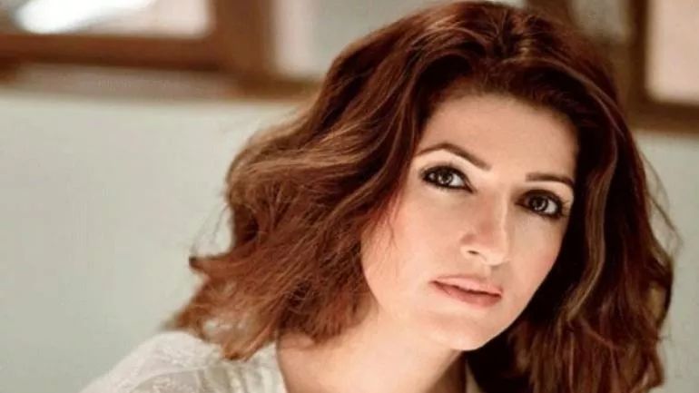 Twinkle Khanna Blasts Nutritionist For Trolling Her - Sakshi