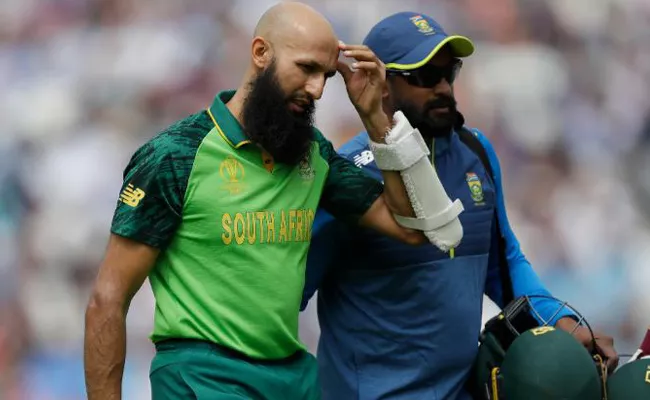 Hashim Amla retires hurt after being hit on helmet - Sakshi