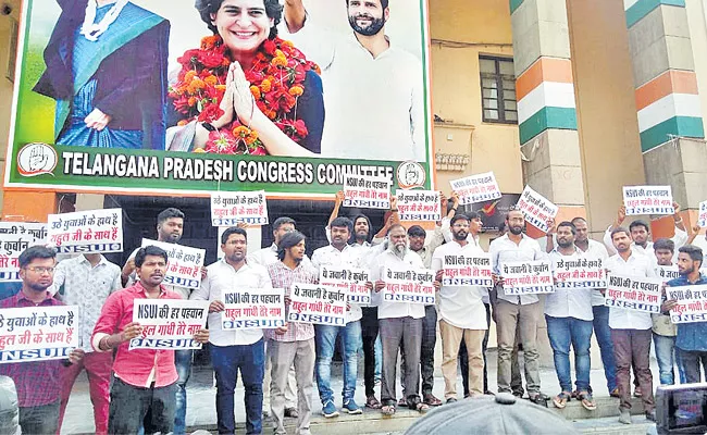 Dont quit Telangana Congress urges Rahul - Sakshi