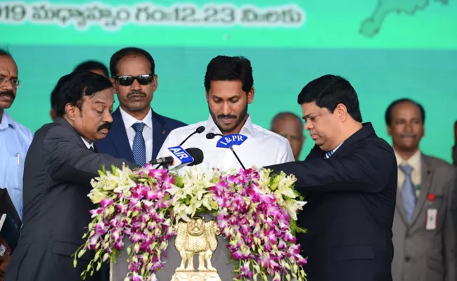 YS Jagan Mohan Reddy Taken Oath As Andhra Pradesh CM - Sakshi