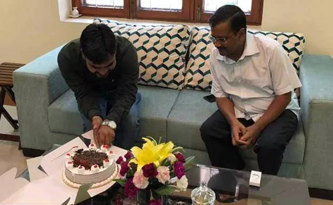 Arvind Kejriwal Cuts Cake With A Party Worker - Sakshi