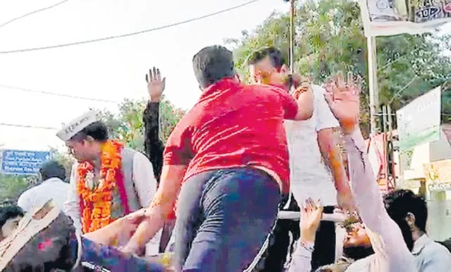 Arvind Kejriwal slapped by man during roadshow in Delhi - Sakshi