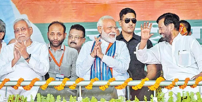 PM Narendra Modi Slams Congress in Pratapgarh - Sakshi