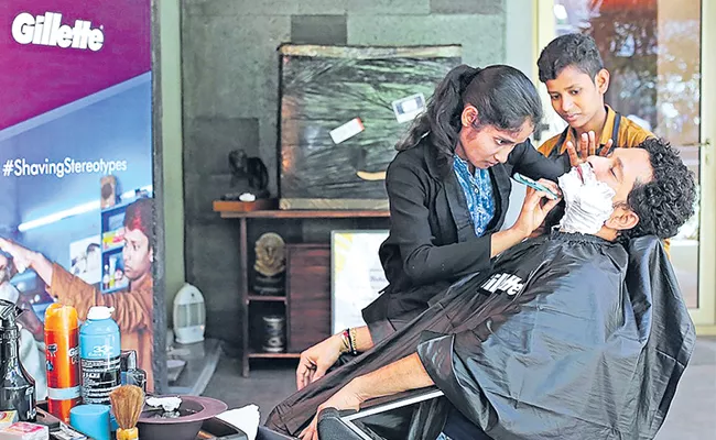  Sachin Tendulkar gets a shave from a woman, says its a first for him - Sakshi