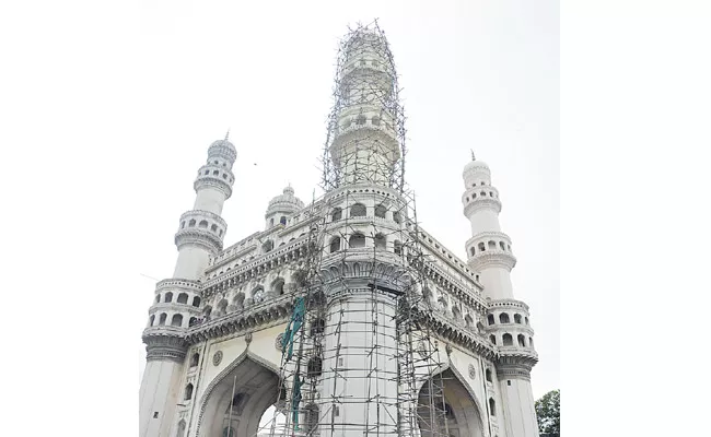 Large chunk of plaster falls off Charminar minaret - Sakshi