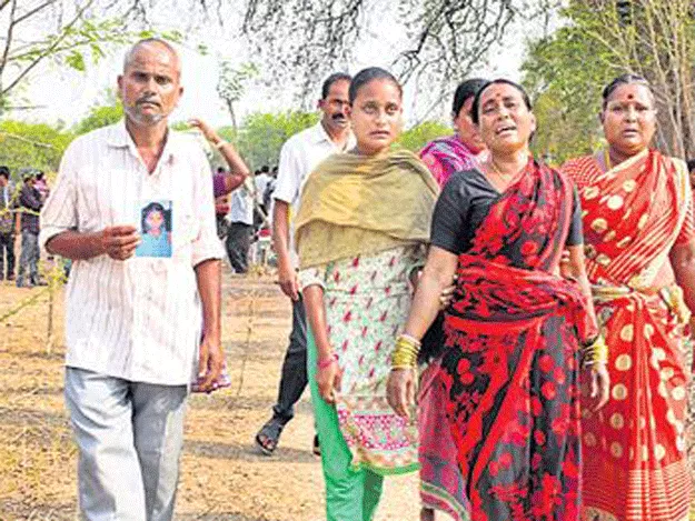 Kalpana family members met Collector Anitharama Chandran - Sakshi