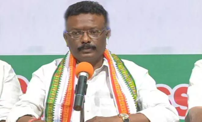 AICC Spokesperson Dasoju Sravan Kumar Slams KCR In Delhi - Sakshi