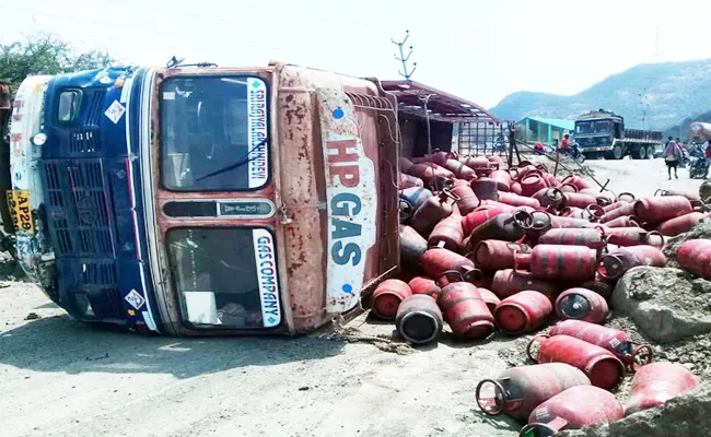 Gas Sylinder Lorry Rollovered in Guntur - Sakshi