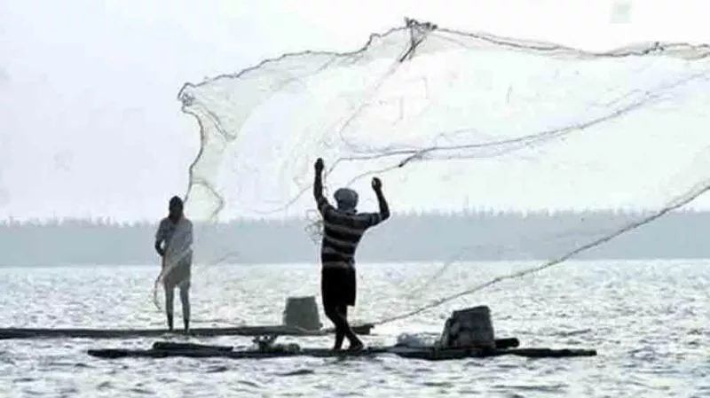 Indian fishermen arrested for straying into Pakistan waters - Sakshi