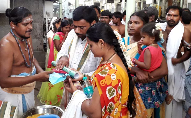 Kanipakam Temple Officials Delayed on Prasadam - Sakshi