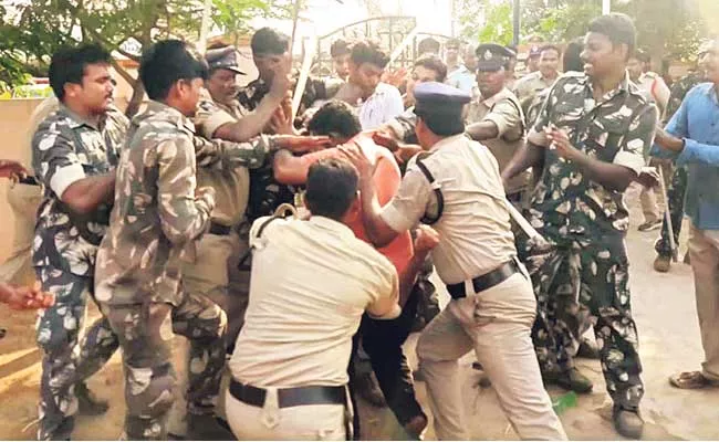 Police Laticharge On YSRCP Worker In East Godavari - Sakshi