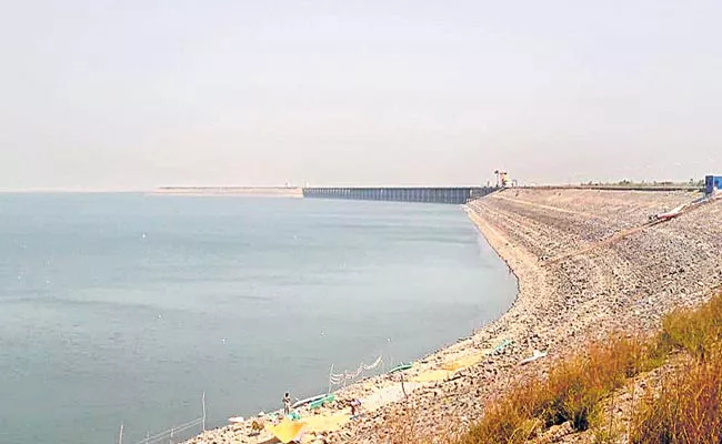 Water Level Hits Dead Storage In Sri Ram Sagar Project - Sakshi