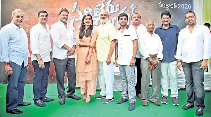 mahesh babu new movie Sarileru Neekevvaru launch - Sakshi