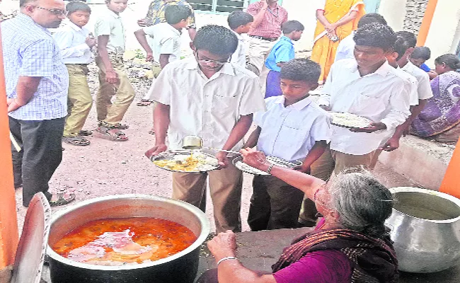 Midday Meal Workers Salary Hikes in Andhra pradesh - Sakshi