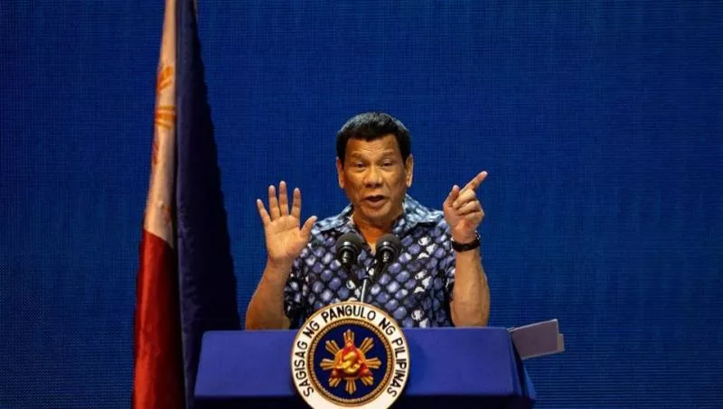 Philippines President Kisses 5 Volunteers On Stage - Sakshi