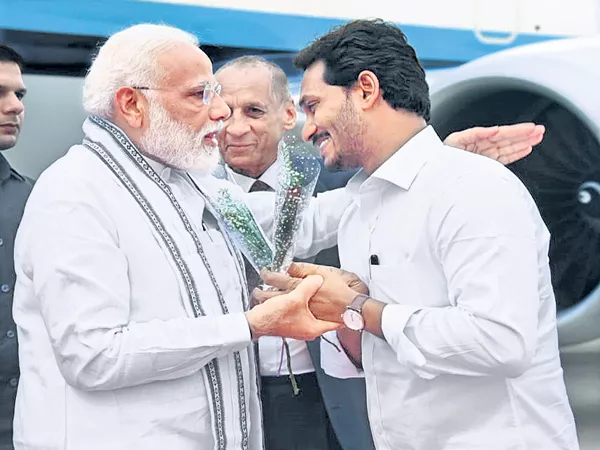 Narendra Modi Visits Tirumala Srivari Temple - Sakshi