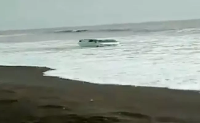 Car Gets Stuck In Sand In Maharashtra Beach - Sakshi