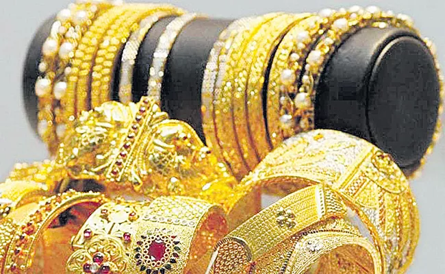 Trade War Effect Gold may touch 1350 Dollars - Sakshi