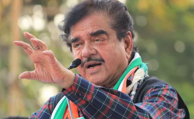 Shatrughan Sinha Tweet Support For Mamata Banerjee - Sakshi