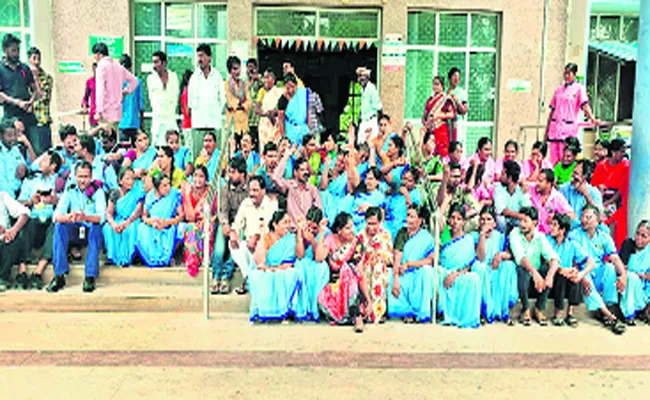 Security Guard Blamed In Khammam District Government Hospital - Sakshi