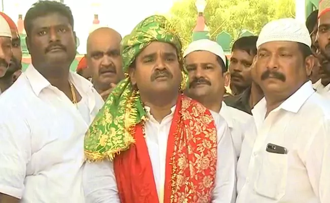 Deputy Cm pays prayers in Kadapa Darga - Sakshi